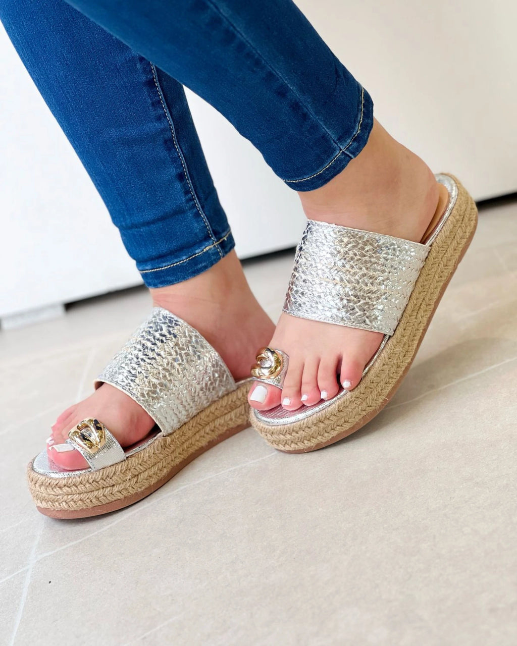 SANDALIA PLATAFORMA YUTE CON DETALLE METALICO