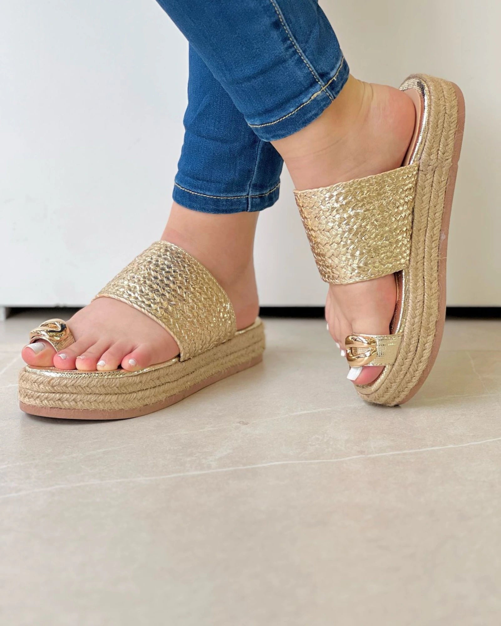 SANDALIA PLATAFORMA YUTE CON DETALLE METALICO (Copia)