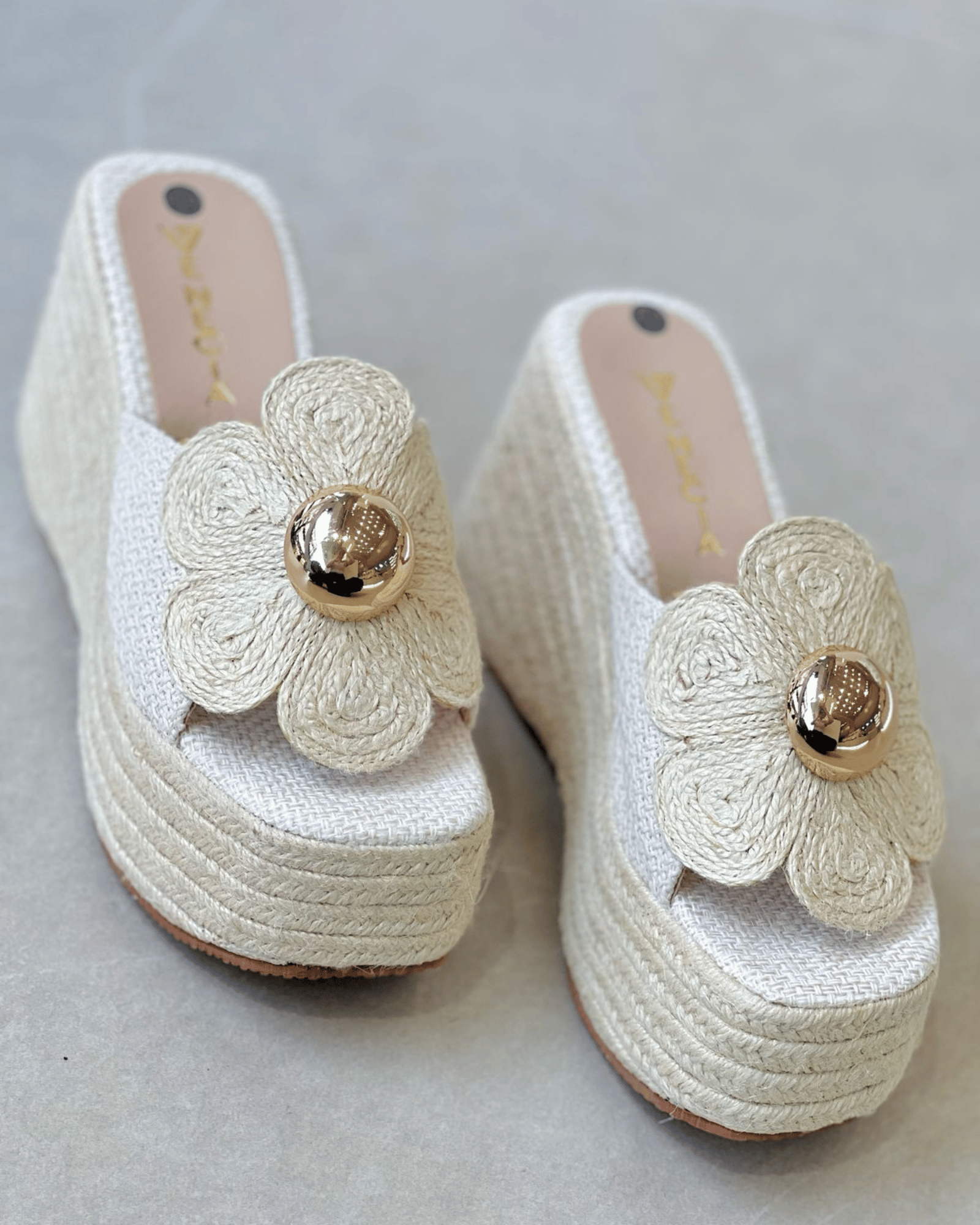 SANDALIA PLATAFORMA YUTE CON DETALLE METALICO