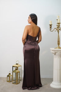 Vestido de Gala Chocolate con Escote Asimétrico y Abertura