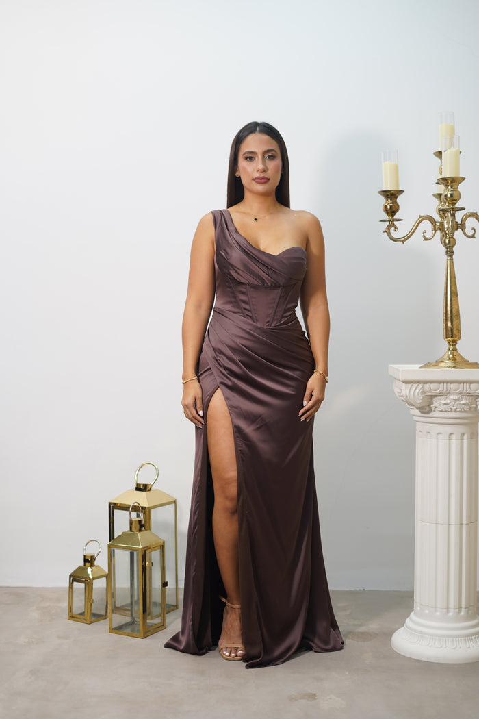 Vestido de Gala Chocolate con Escote Asimétrico y Abertura