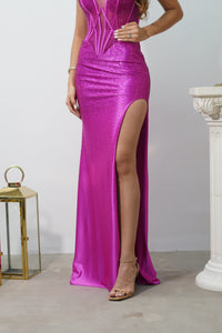 Vestido de Gala Fucsia con Corsé Estructurado y Abertura Lateral
