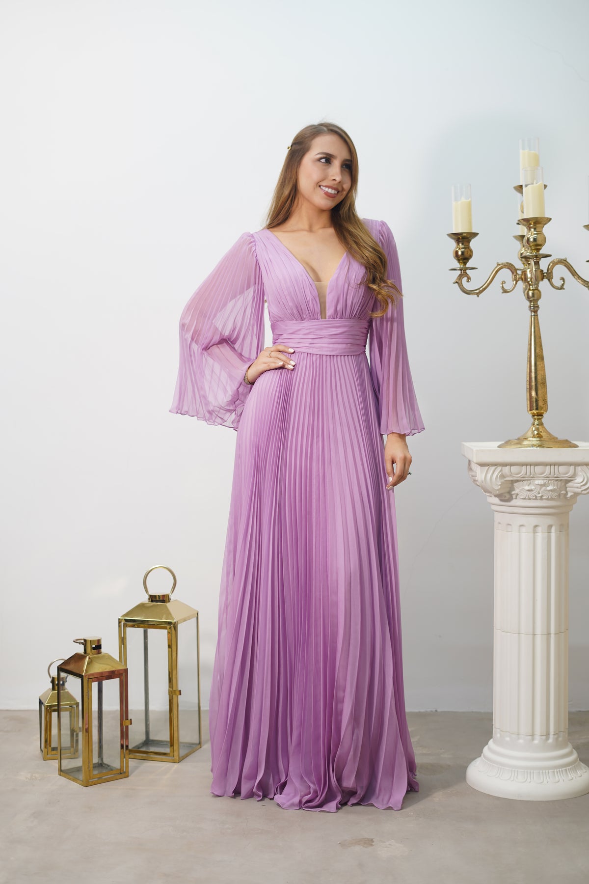Vestido de Gala Lila con Escote en V y Mangas Plisadas