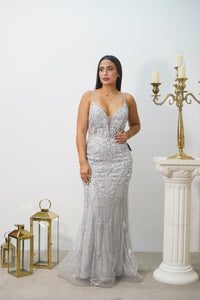 Vestido de Gala Plateado con Bordado Elegante