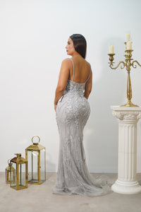 Vestido de Gala Plateado con Bordado Elegante
