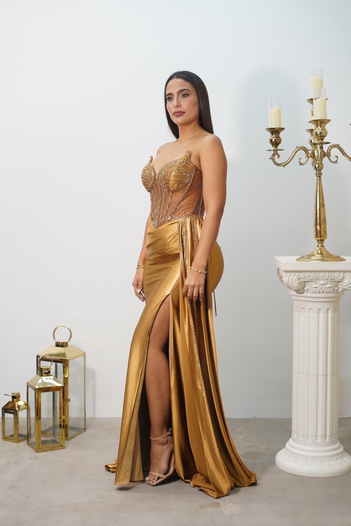 Vestido de Gala Dorado con Corsé Bordado y Abertura