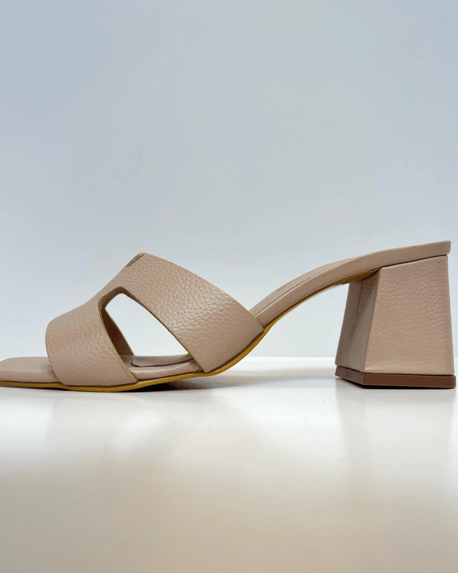 VAL267TAU SANDALIA DE TACON EN CUERO CAMEL