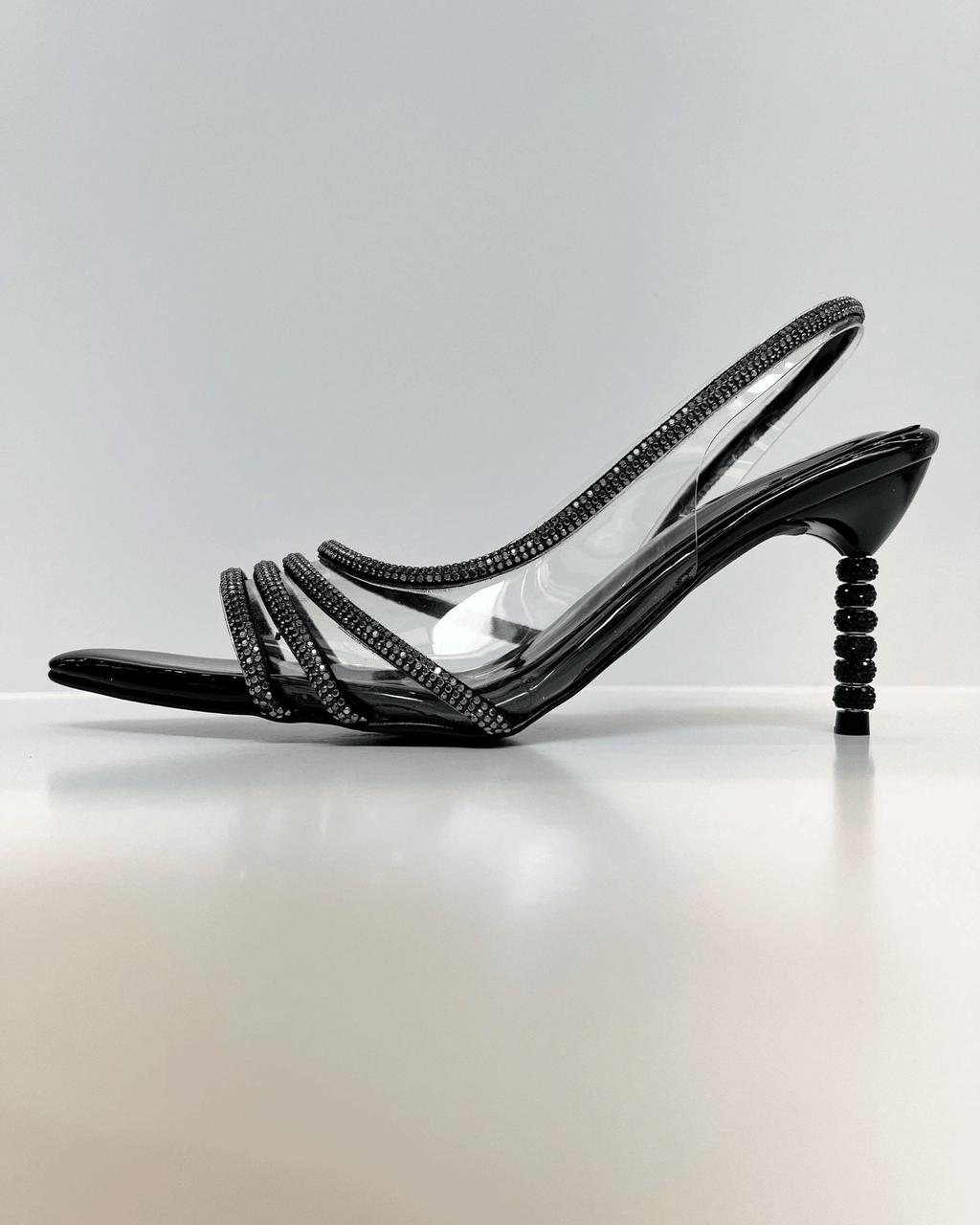 VAL402NEG SANDALIA DE TACON ELEGANTE CON DETALLES BRILLANTES NEGRA