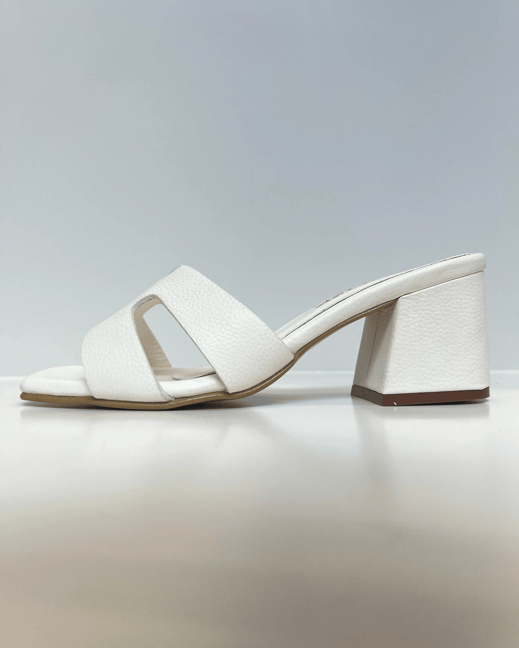 VAL267TAL SANDALIA DE TACON EN CUERO BEIGE