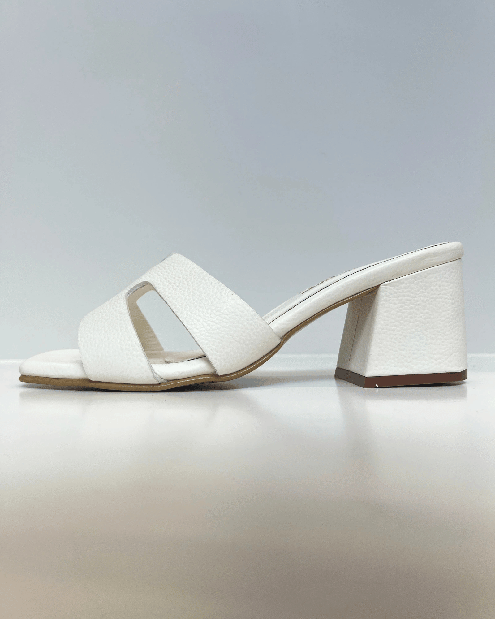 VAL267TAL SANDALIA DE TACON EN CUERO BEIGE