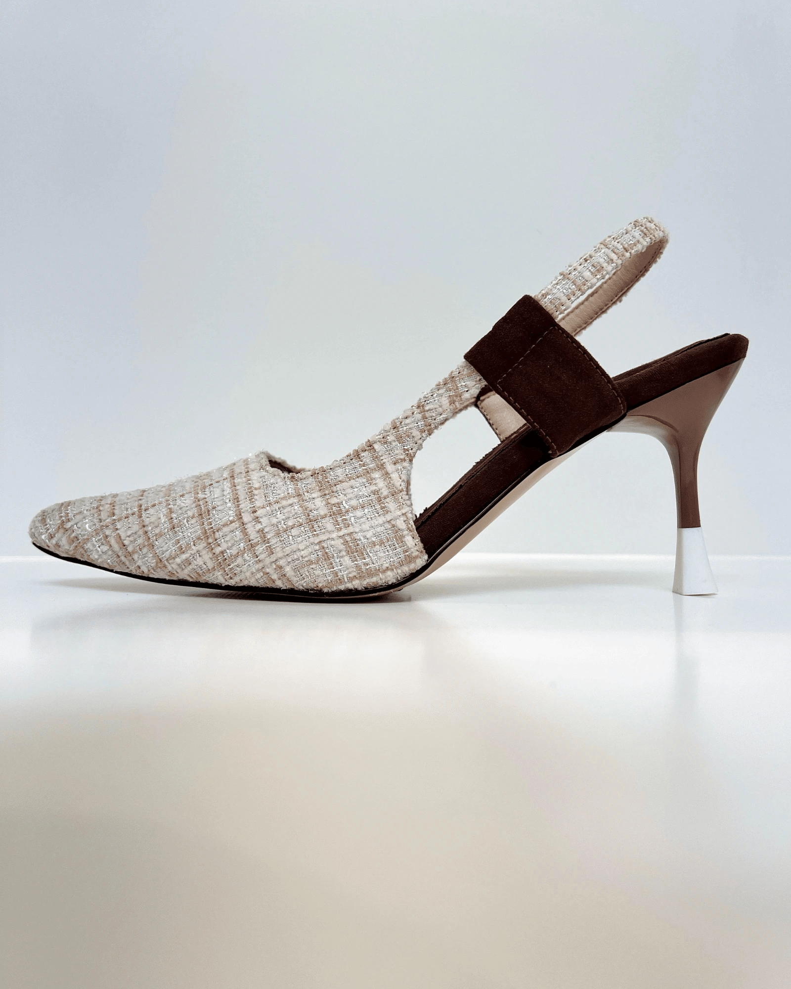 VAL411BEI TACON SLINGBACK EN TEXTURA TWEED CONTRASTE EN GAMUZA CAFE