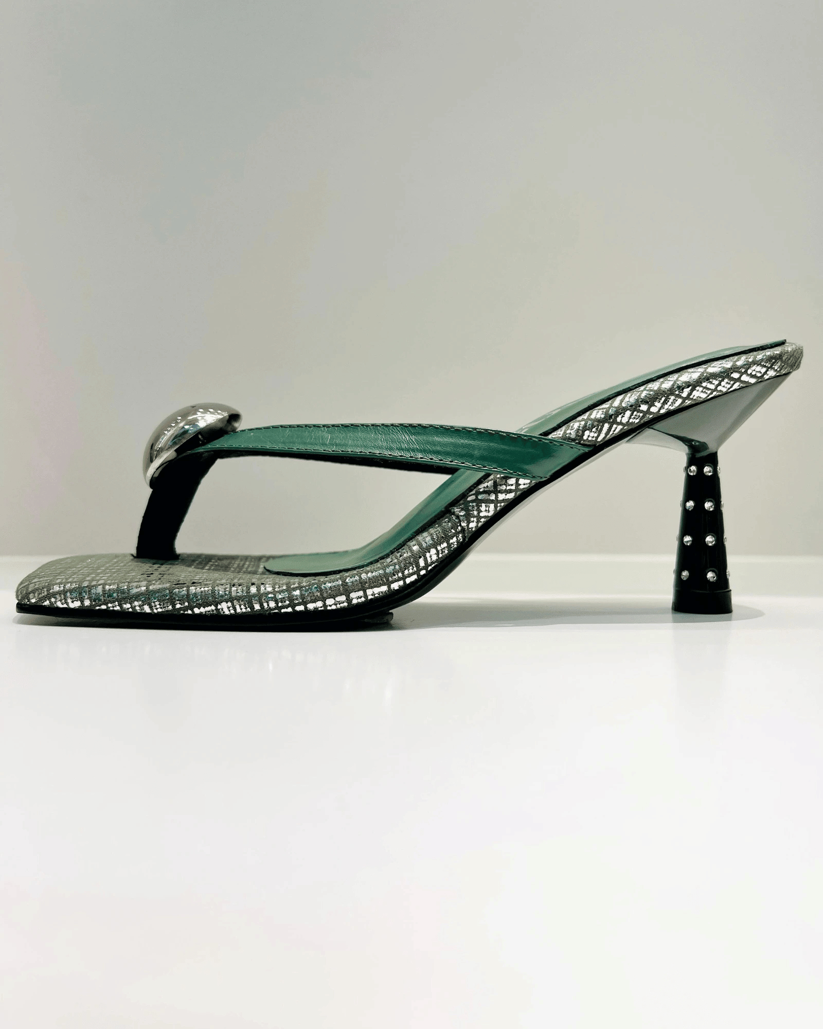 VAL408VER SANDALIA DE TACON PIEDRAS VERDE
