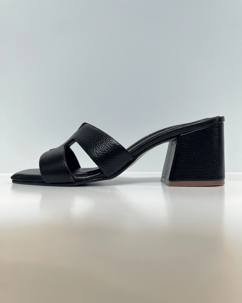 VAL267NEG SANDALIA DE TACON EN CUERO NEGRA