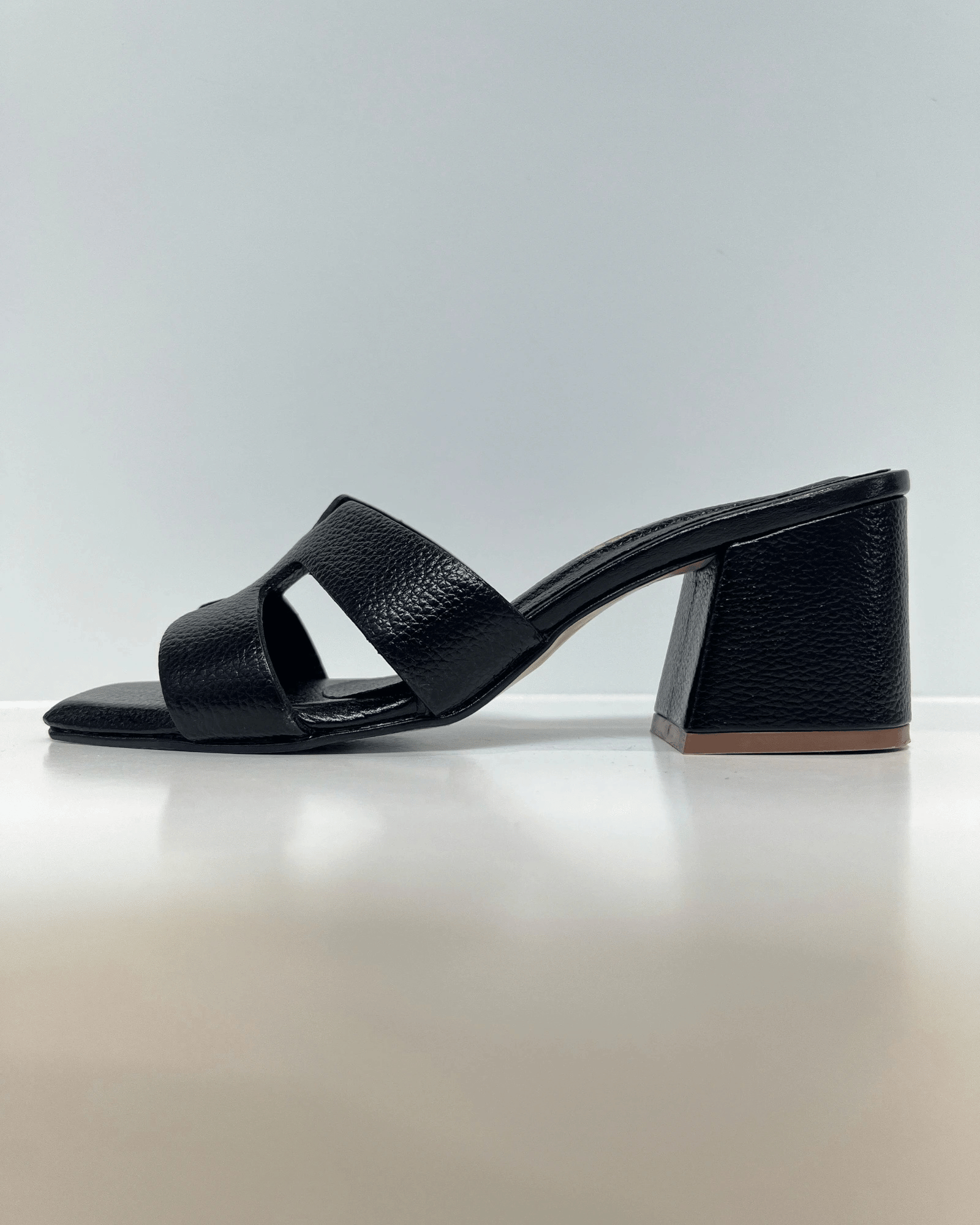 VAL267NEG SANDALIA DE TACON EN CUERO NEGRA