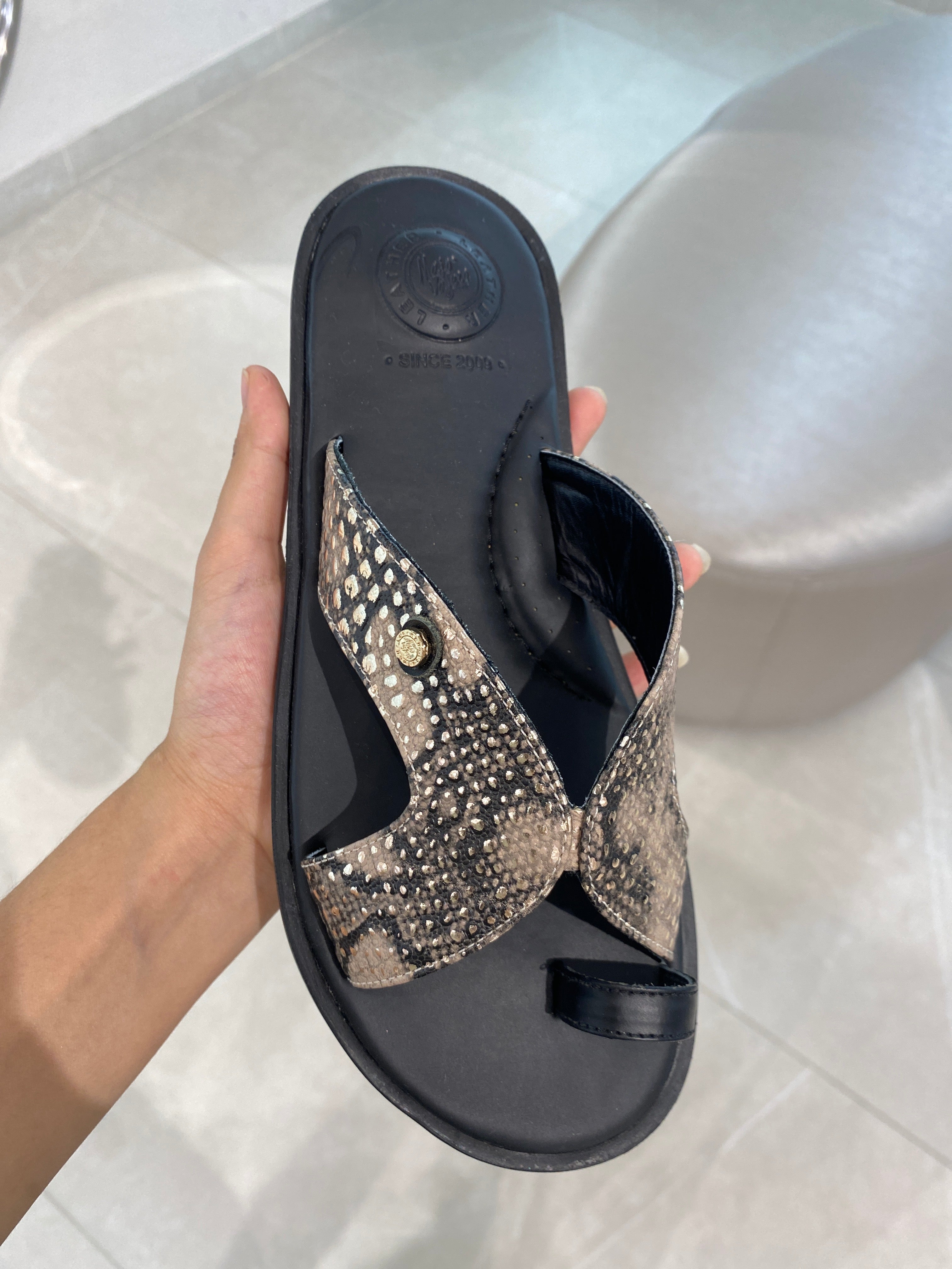 Ref. MJOLGANEG SANDALIA PLANA CUERO NEGRO