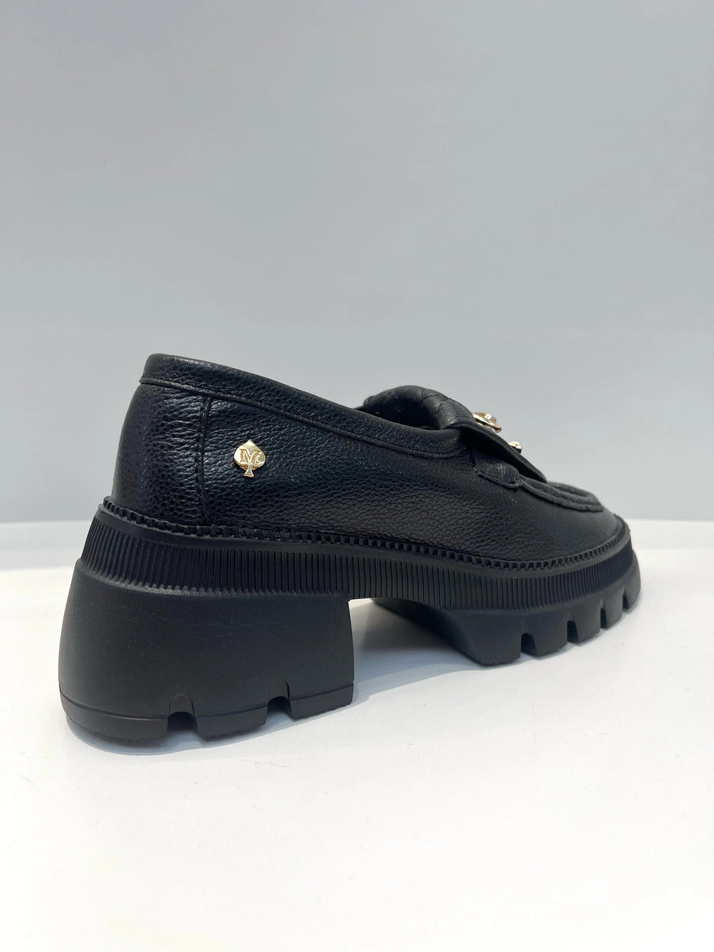MOCASIN CON APLIQUE METALICO NEGRO