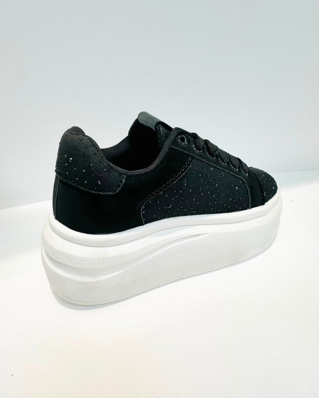 TENNIS CAROLINE CON BRILLOS NEGRO