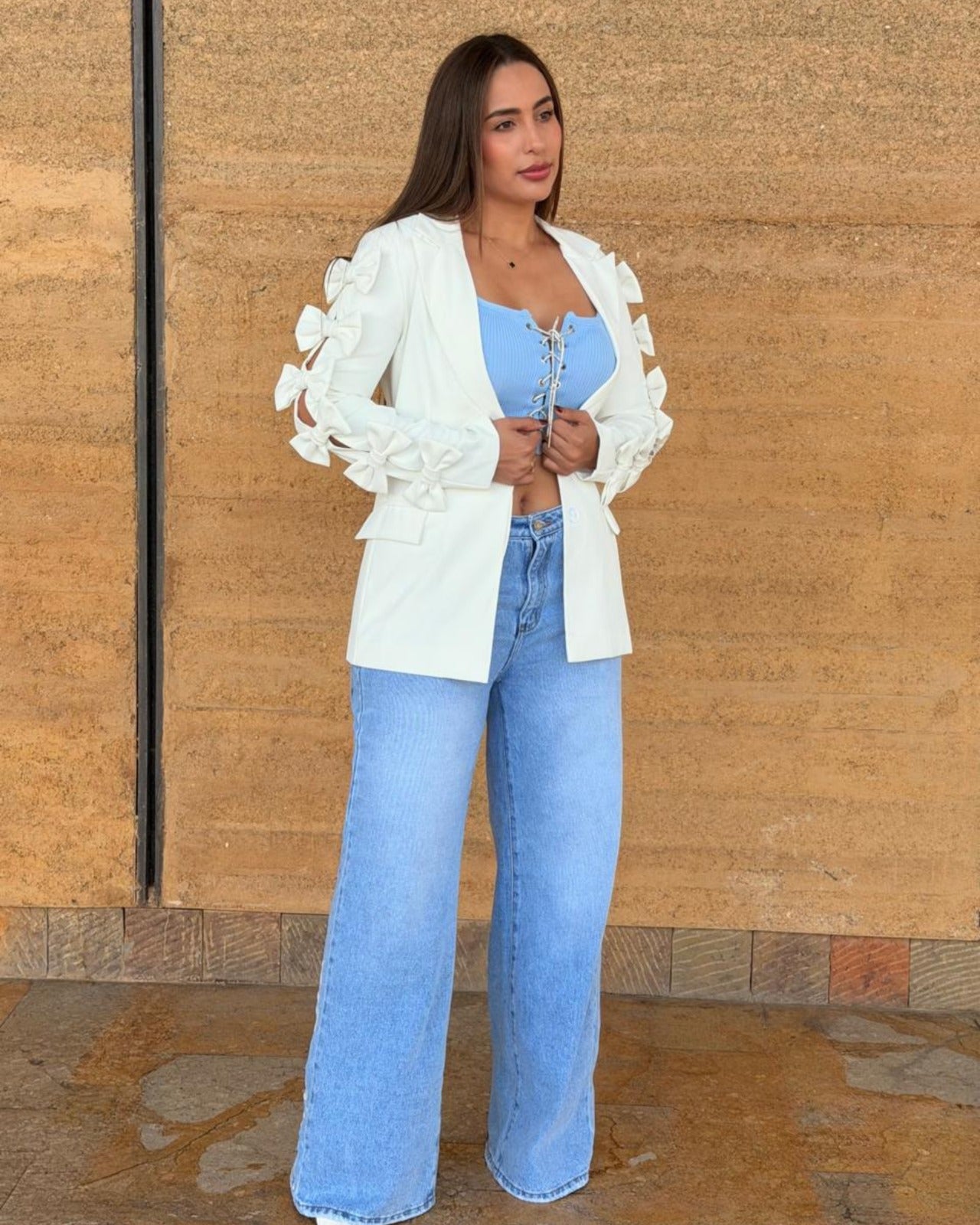 BY OPULENZA BLAZER BLANCO CON MOÑOS ￼