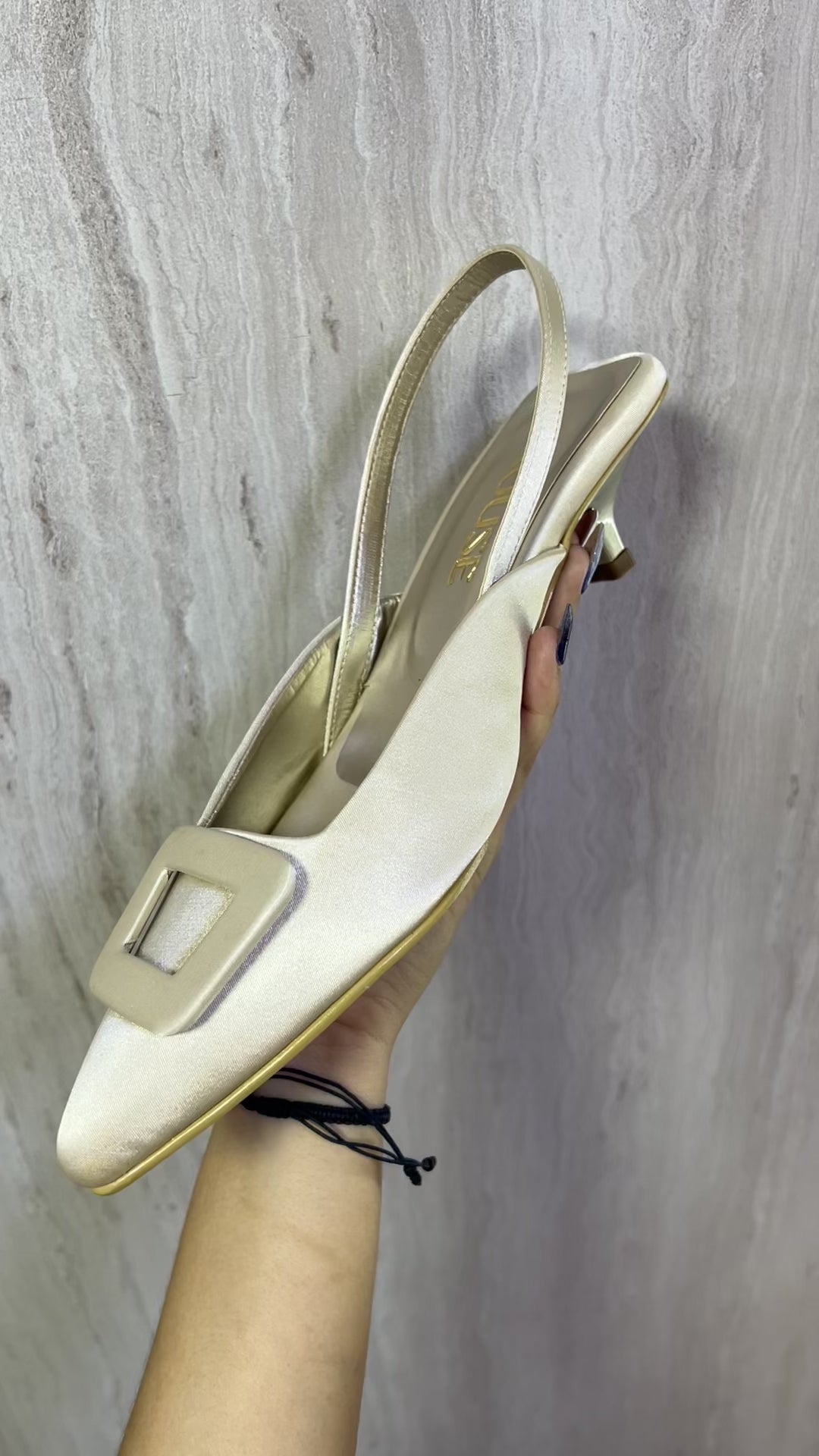 VAL367DOR TACON SLINGBACK EN SEDA DORADO